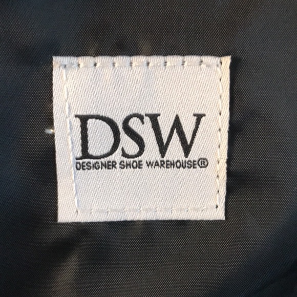 DSW Striped Duffle Bag with zippered compartments - BRAND NEW - Smoke & Pet Free - Picture 6 of 8